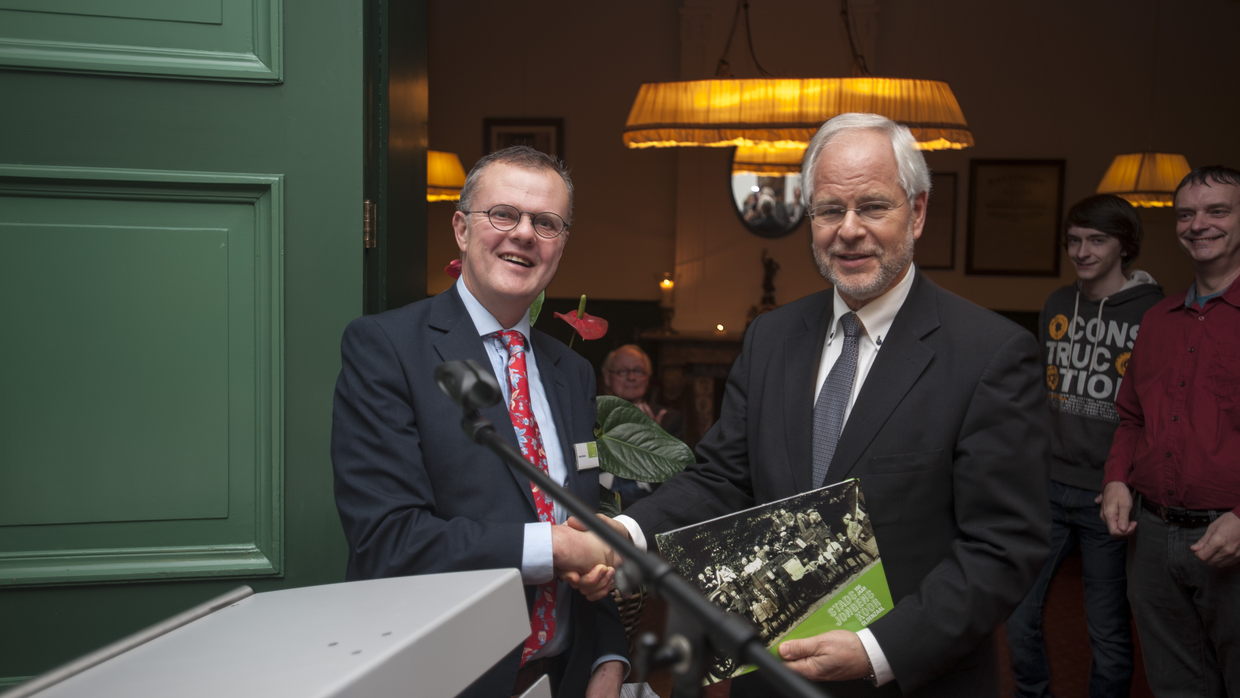 100 jaar SJK overhandiging boek (1)